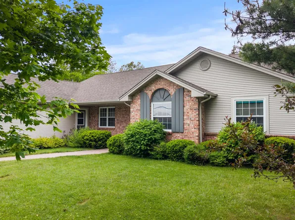 77 Parkside Dr, Charlottetown, PE C1E 1M8