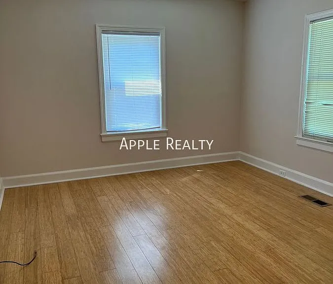 2219 Charlotte St — Photo 9