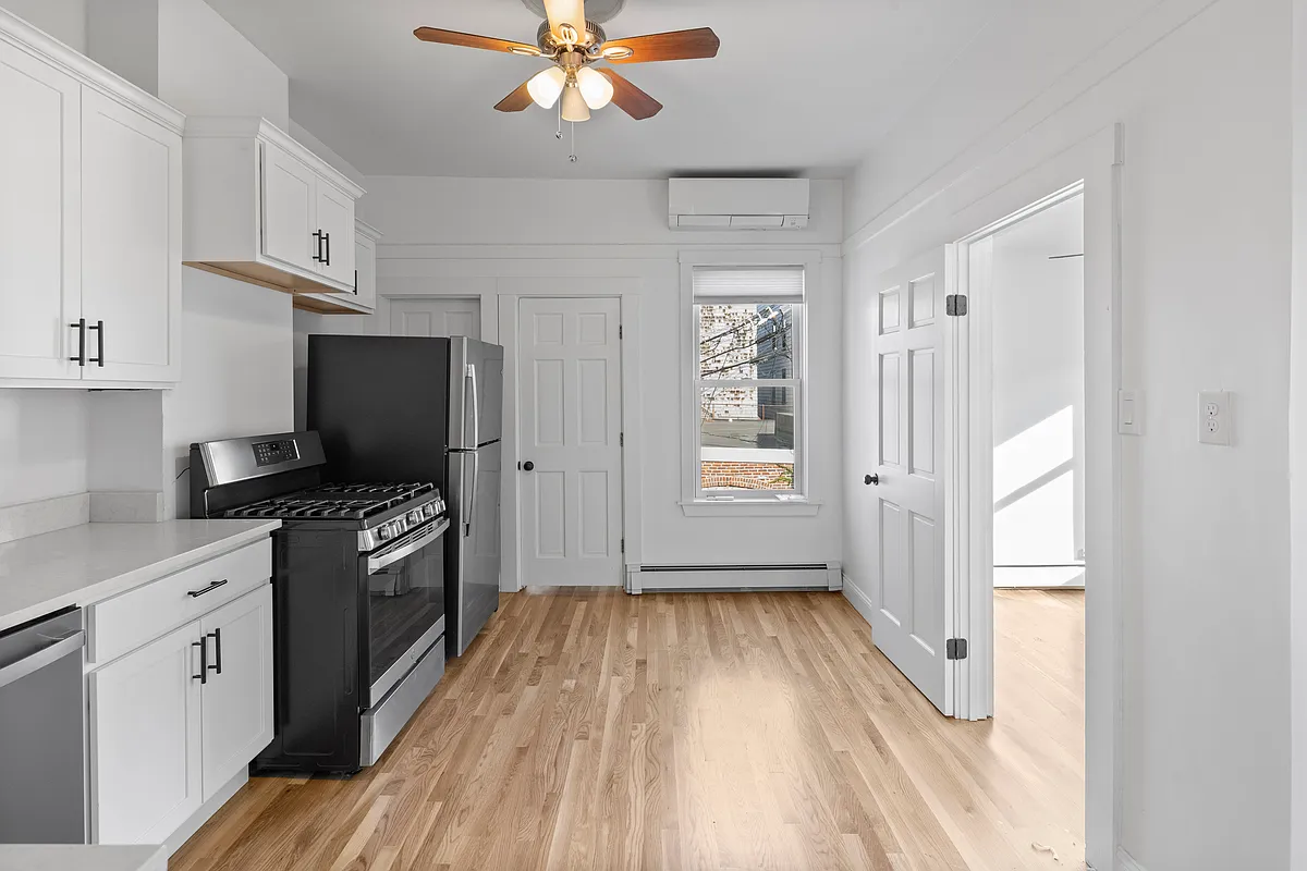 Building Photo - 502 E 6th St #2