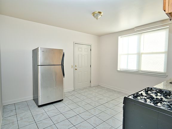 4th image of 4024 W Division St Unit 201