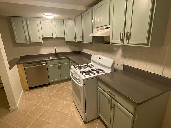 3rd image of 34 Babbitt Ct