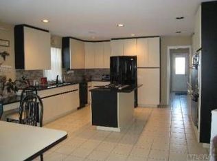 15 Stonehurst Ln, Dix Hills, NY 11746