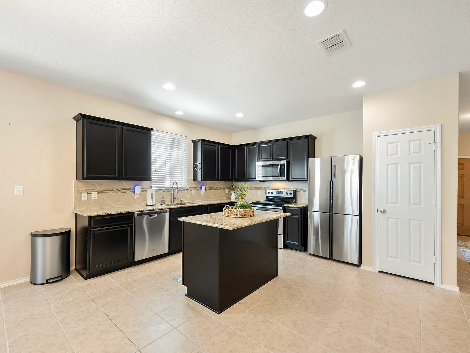 3 bed, 1908 sqft, $2,100 — Photo 2