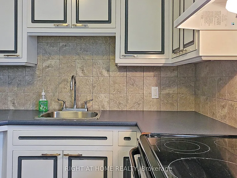 255 Lakeshore Rd E #A — Photo 18
