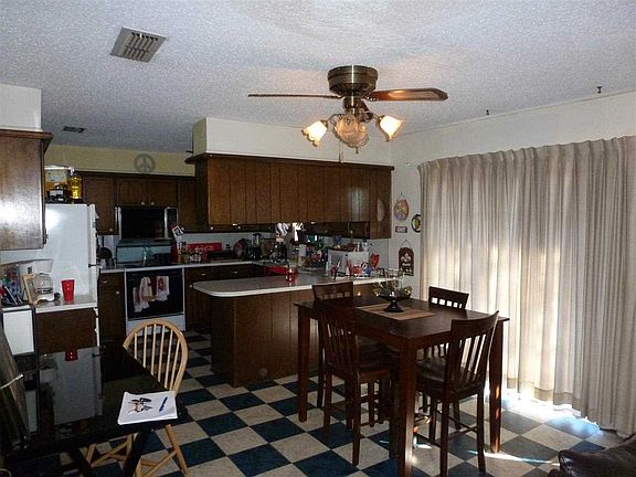 4th image of 2915 NE Bellevue Cir