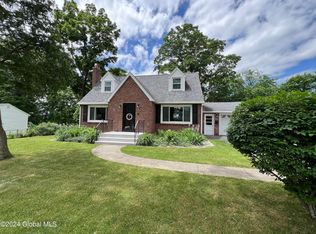 29 Grandview Dr, Latham, NY 12110