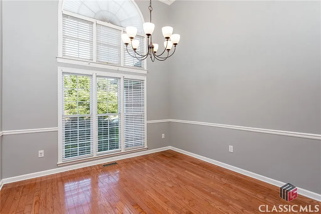 1060 Melissa Dr — Photo 2