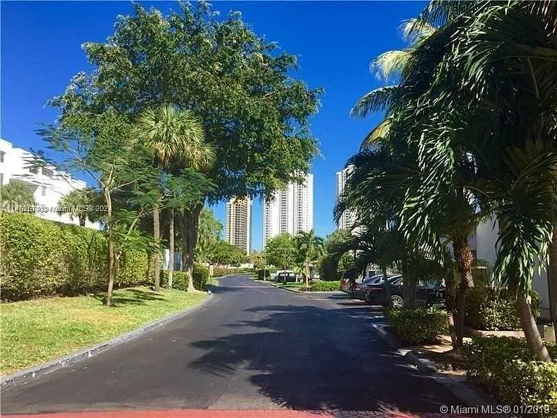 3 bed, 2.5 bath, 2370 sqft, $5,900 — Photo 4
