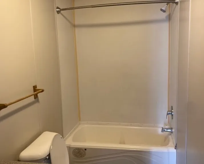 18 Bath Pic 4