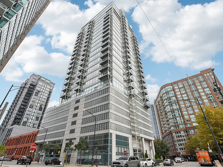 653 N Kingsbury St #1401 — Photo 1