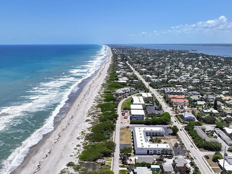 The Wave Beachfront Apartments — Photo 11