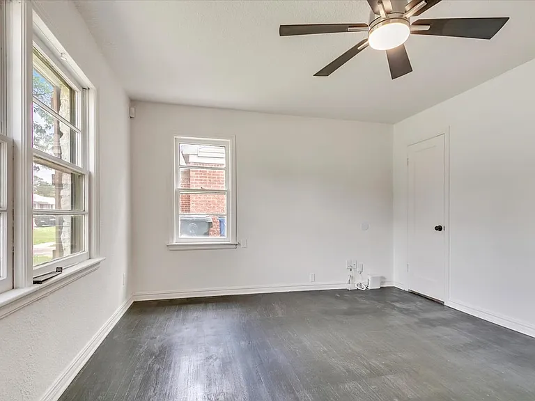 2116 Andover Ct — Photo 10