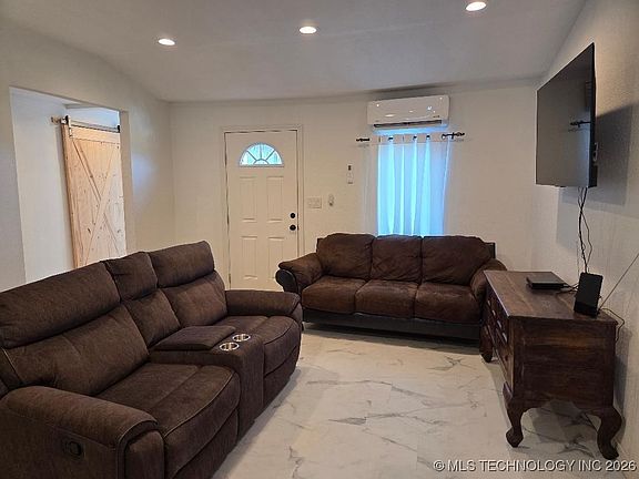 4th image of 802 W Adams Ave