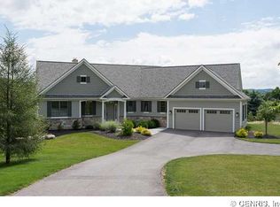 10 Holly Hl, Honeoye Falls, NY 14472