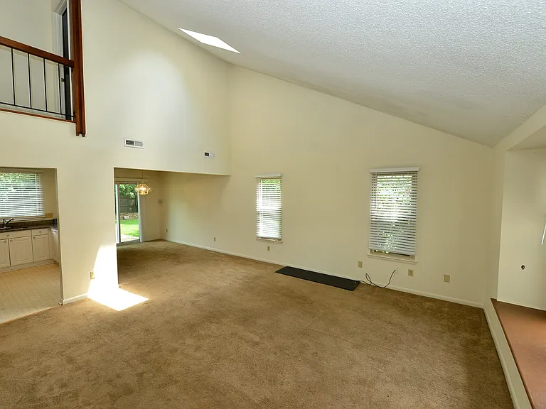 1548 Beachview Dr — Photo 5