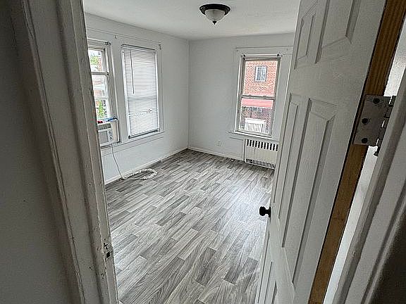 3rd image of 932 Adee Ave