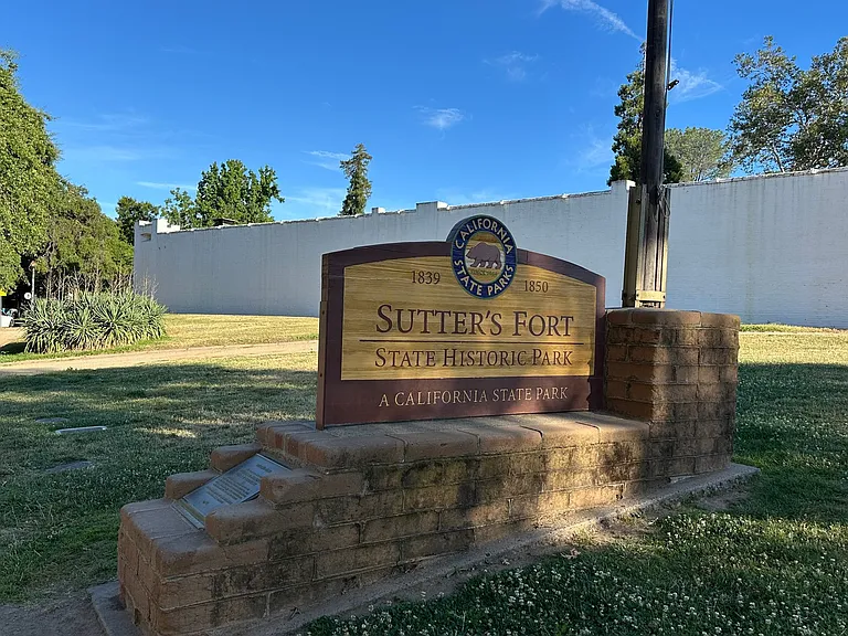 Fort Sutter Manor, Classic Midtown Living! — Photo 19