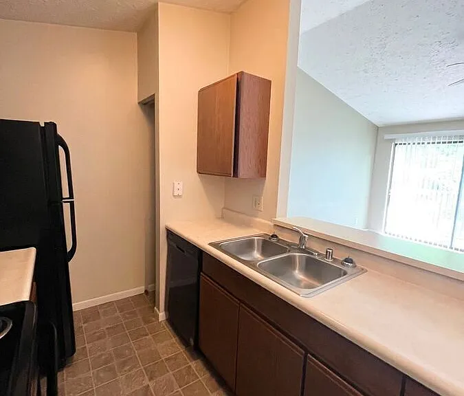 24 Woodland Hills Dr #11 — Photo 4