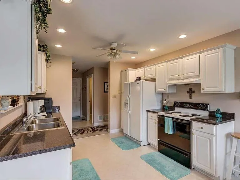 361 Reynolds Dr — Photo 8