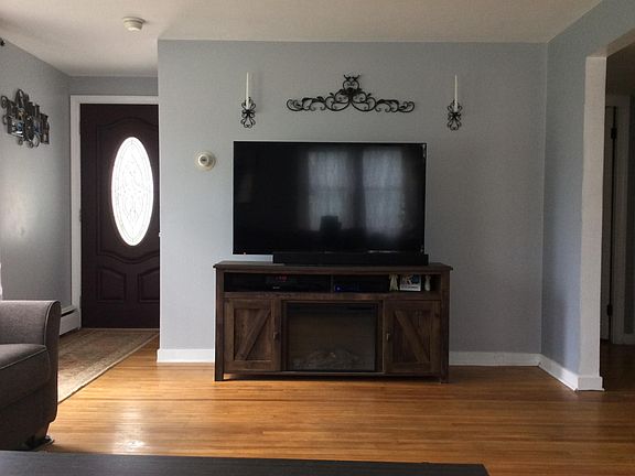 5th image of 731 Montrose Ave