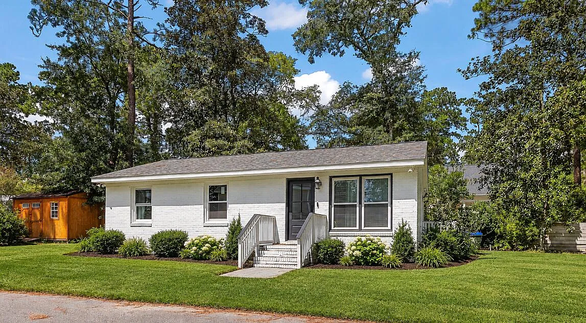 3 bed, 1.0 bath, 1011 sqft, $2,495 — Photo 1