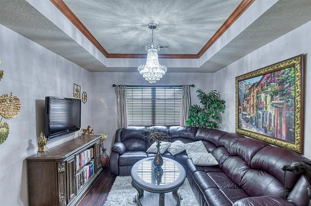 3 bed, 2.0 bath, 1915 sqft, $2,095 — Photo 4