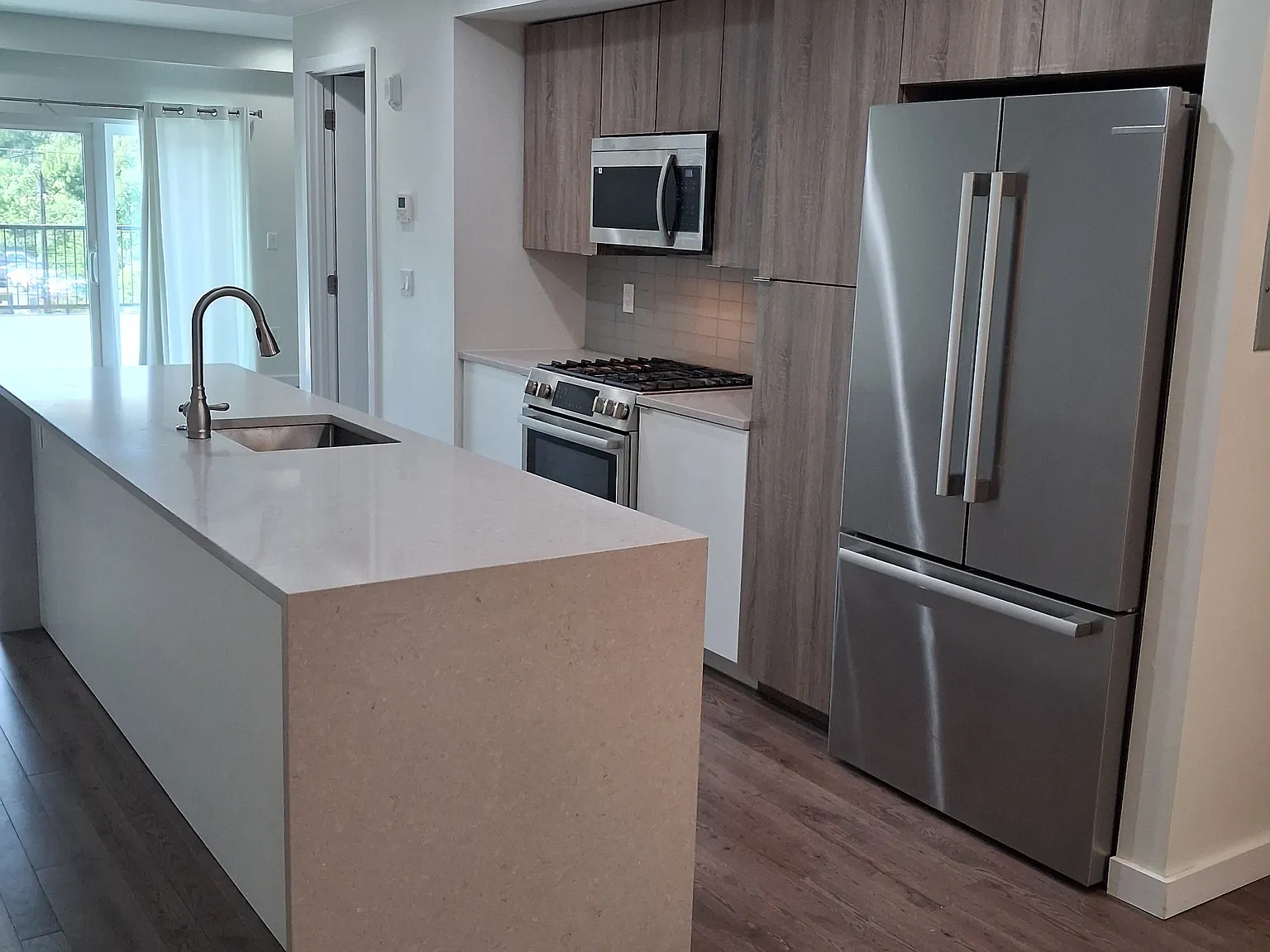 3 bed, 2.5 bath, 1861 sqft, $4,200 — Photo 2
