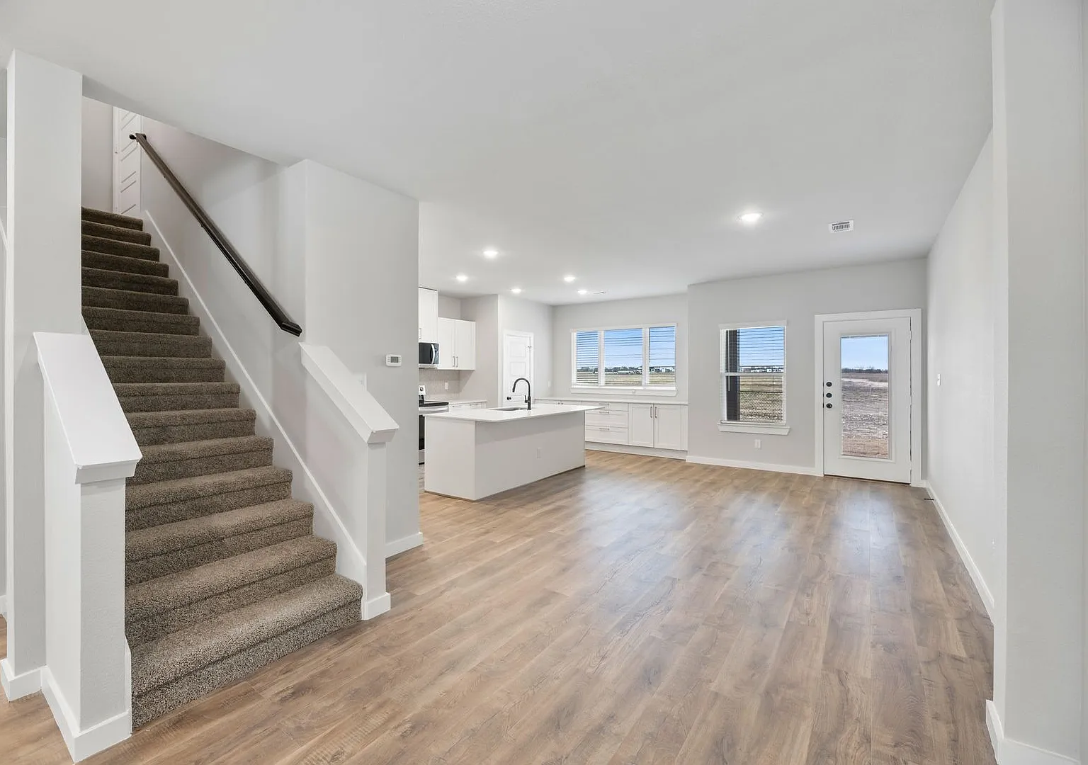 Available Now! Luxurious Triplex Located On 1-Acre Lot In Midlothian, Tx! — Photo 2