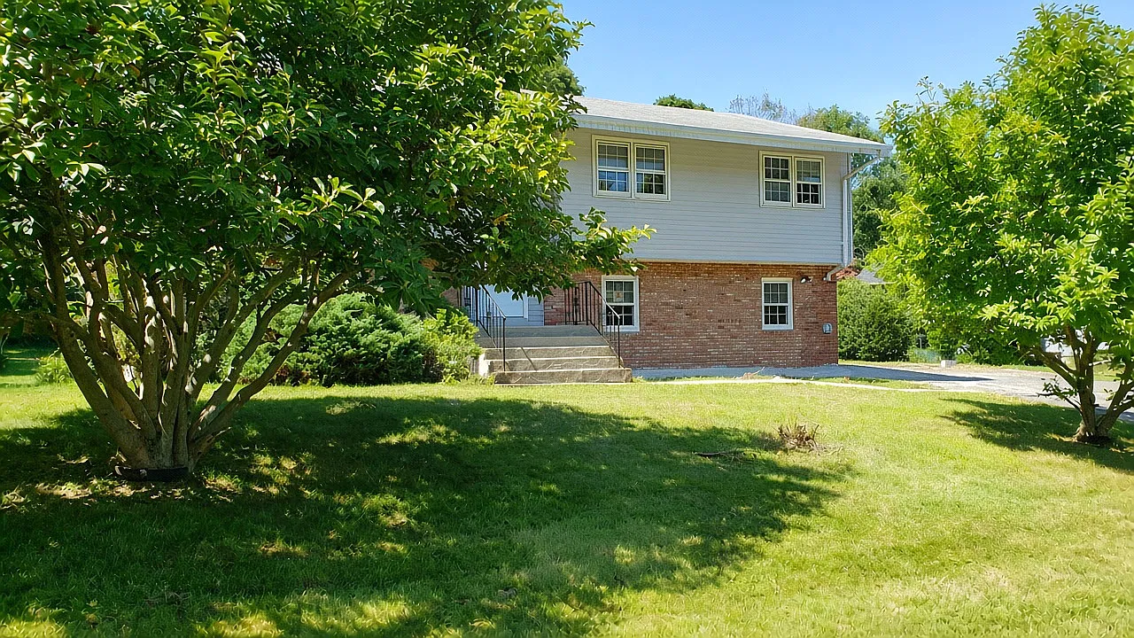 4 bed, 2500 sqft, $3,695 — Photo 3