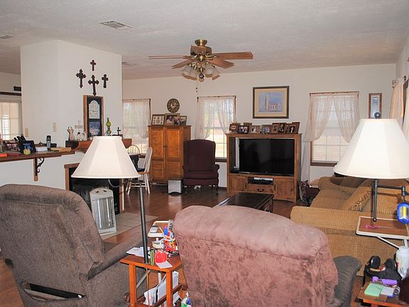 4th image of 839 W Oak Dr