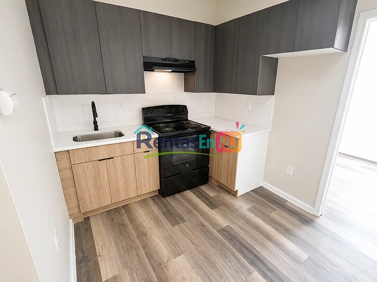 383-385 Avon Ave #2M — Photo 7