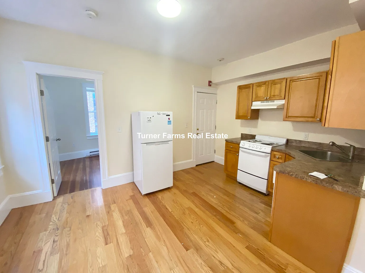 4 bed, 9999 sqft, $3,995 — Photo 2