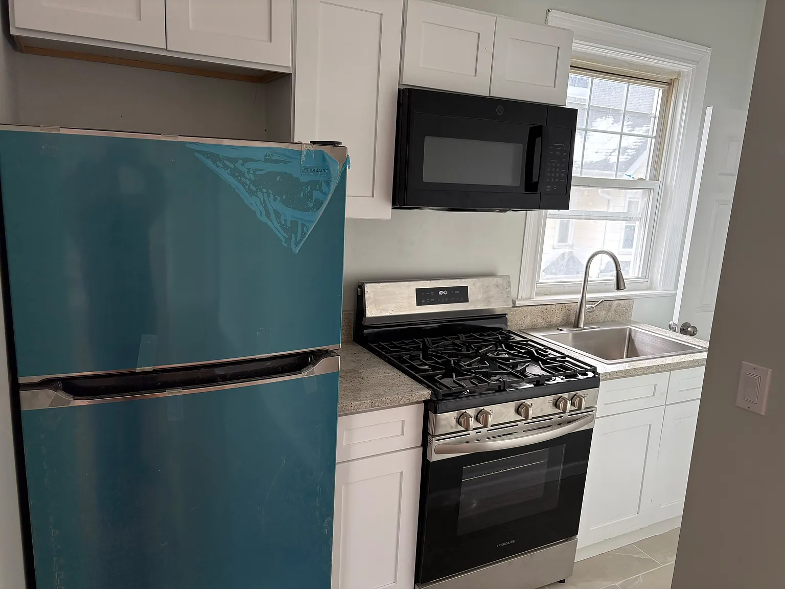 2 bed, 700 sqft, $2,300 — Photo 1