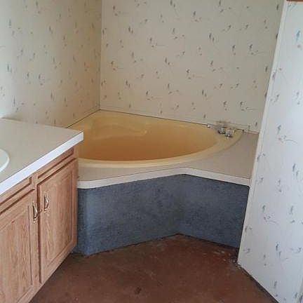 4th image of 3080 Helen Dr
