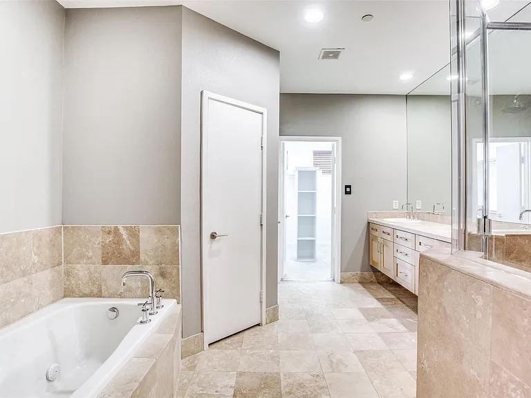 2411 N Hall St #20 — Photo 11