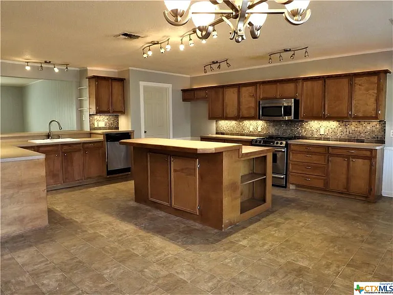 103 N Oak Dr — Photo 3
