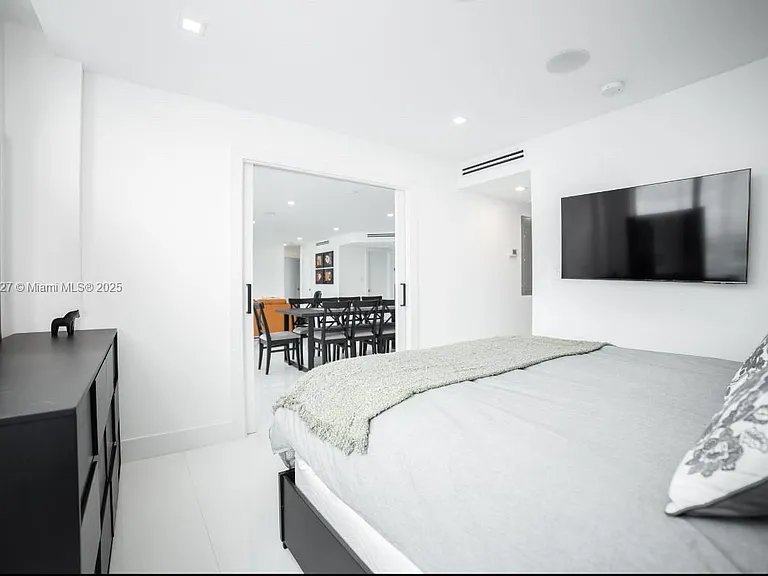 5600 Collins Ave #14K — Photo 17