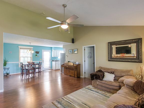 2nd image of 220 Brookhollow Dr