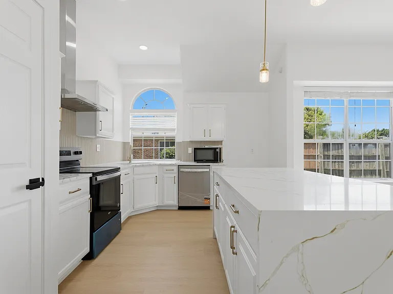 2201 Woodglen Dr — Photo 13