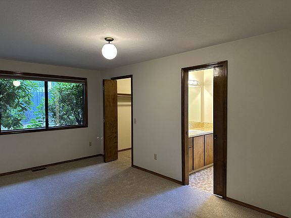 Master Bedroom, bath, walk-in closet