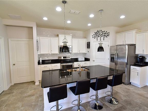 4th image of 204 Waterside Cir