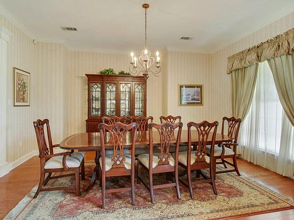 5th image of 2633 Crestwood Dr