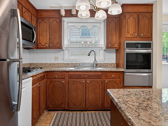 5th image of 46 Grapevine Ave