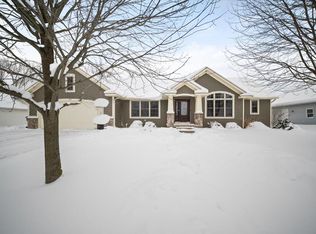 738 Fieldstone Dr, Coopersville, MI 49404
