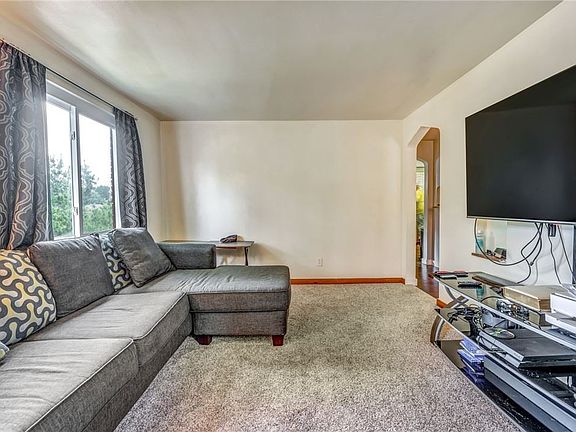 3rd image of 4024 Lanmore Ave