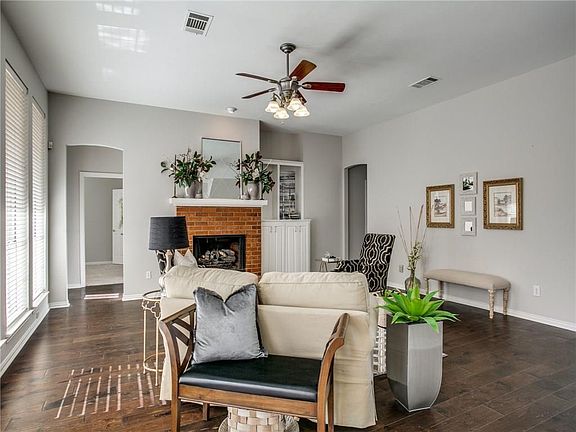 2nd image of 113 Woodglen Ct