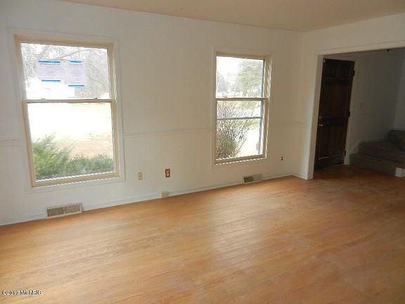 3rd image of 4712 Larkwood Dr SE