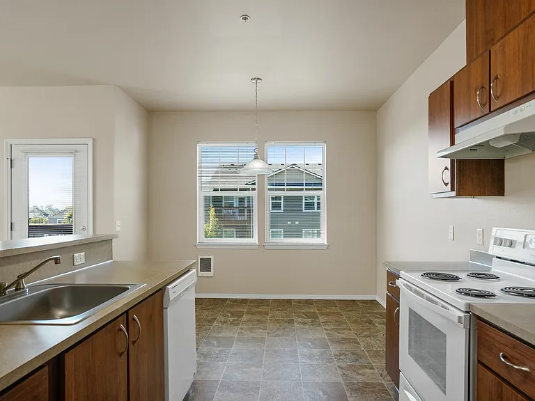 Springbrook Ridge Apartments — Photo 10