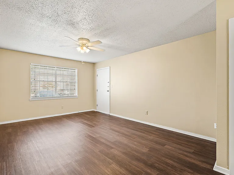 Colonial Plaza Apartments — Photo 12