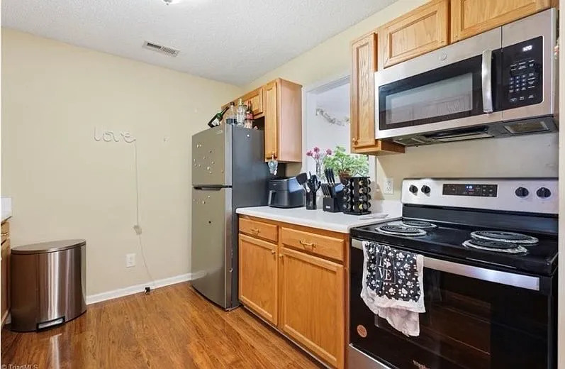 903 Hanahan Ct — Photo 2